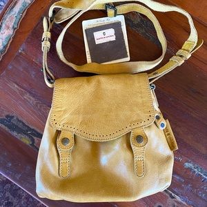 AUNTS & UNCLES quality leather crossbody purse/bag